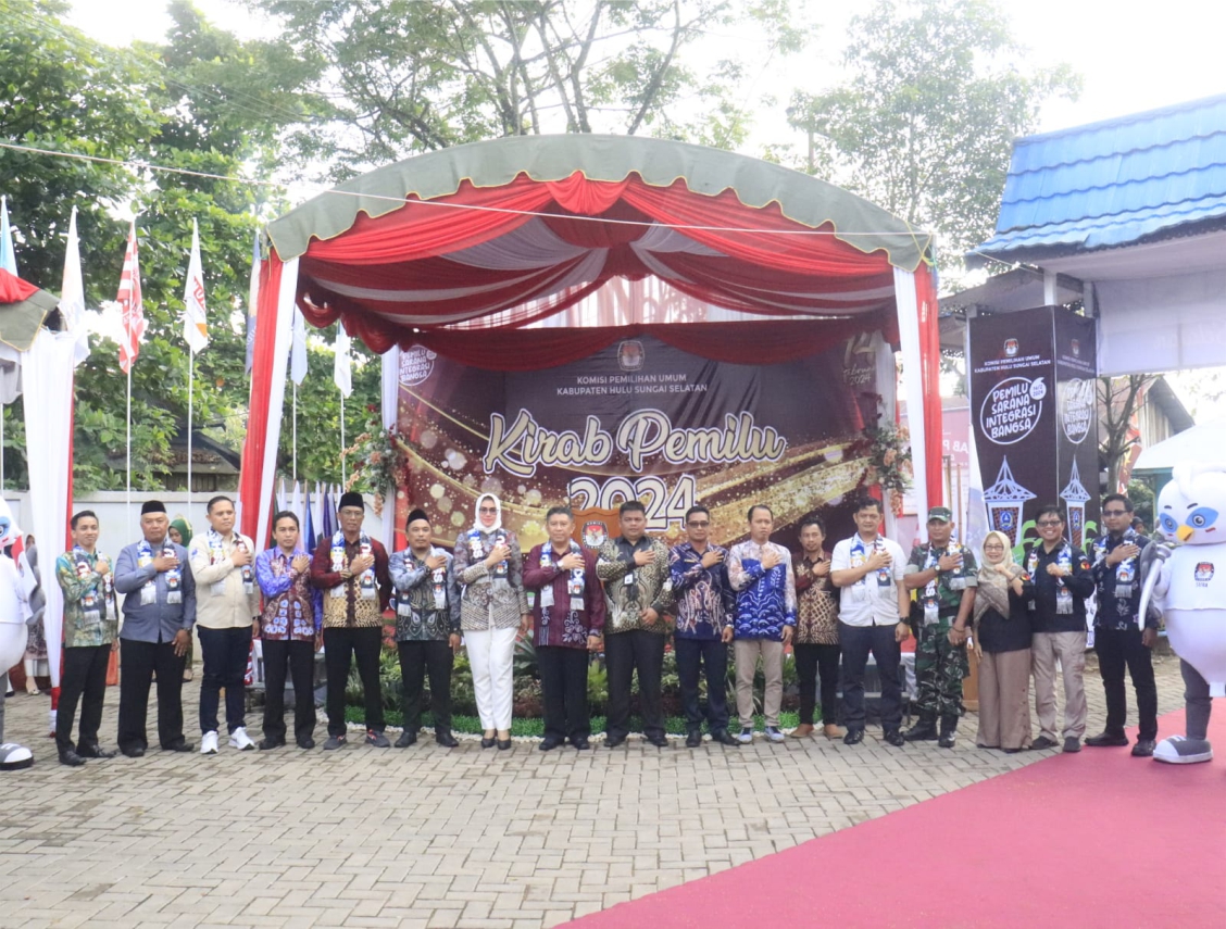Bawaslu HSS Hadiri Serah Terima Kirab Pemilu 2024 dari KPU Kabupaten Tapin menuju KPU HSS.