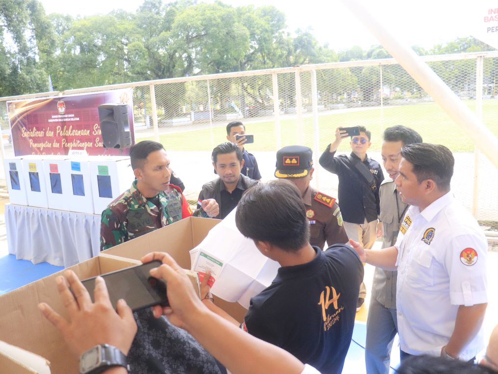 Bawaslu HSS Hadiri Sosialisasi dan Simulasi Pemungutan dan Penghitungan Suara