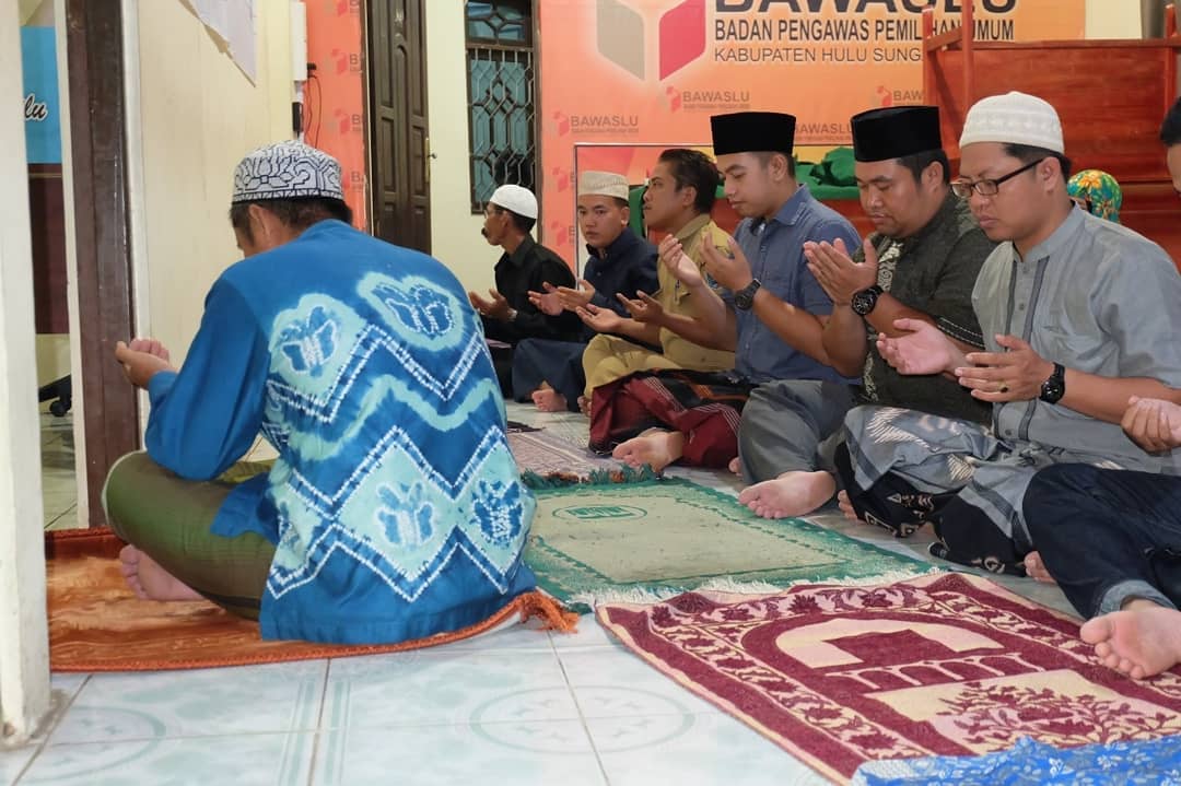 BawasluHSS Mengadakan Sholat Hajad Bersama