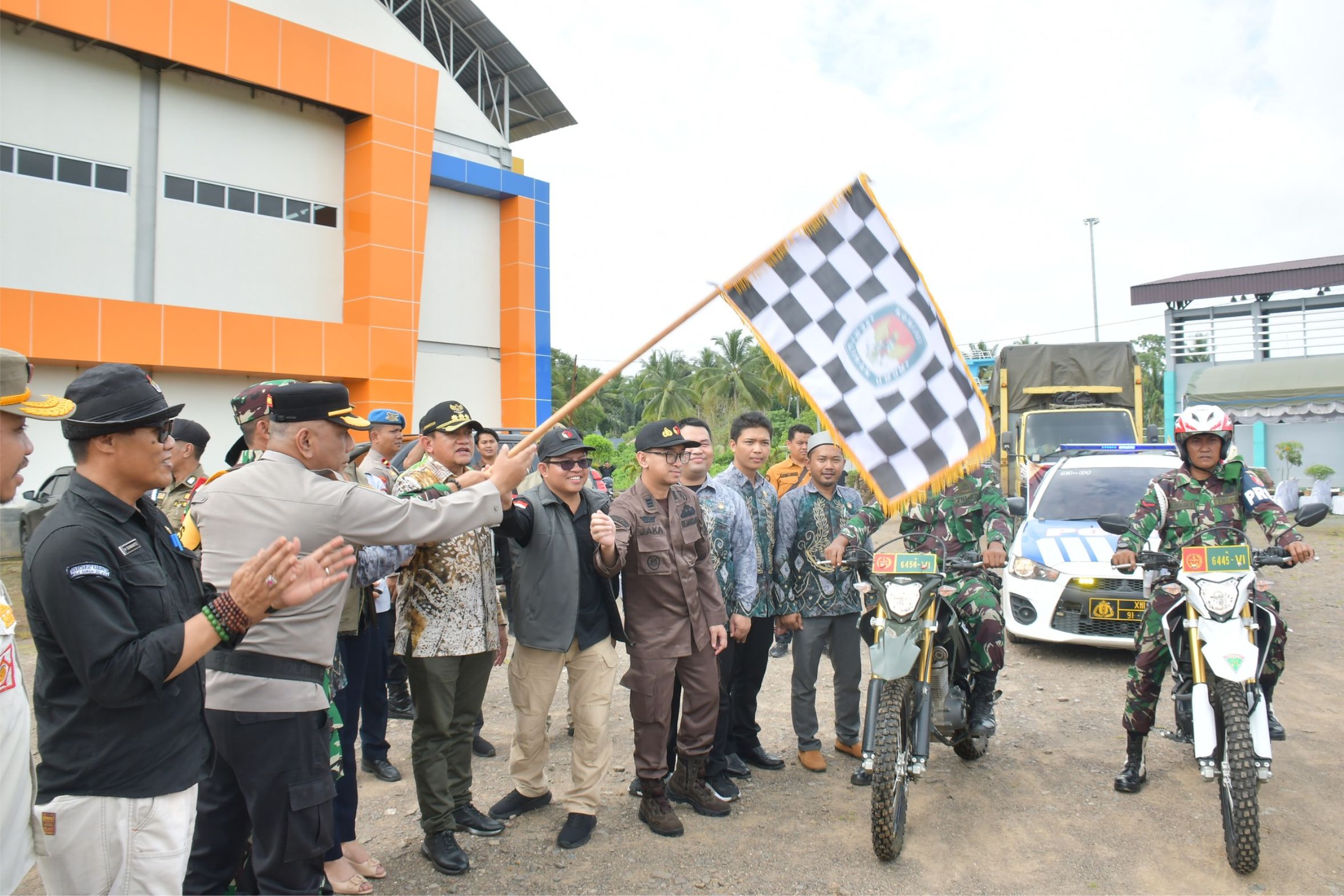 Hadiri Distribusi Logistik Pemilu untuk 3 Daha, Ketua Bawaslu HSS Instruksikan Panwaslu Kawal dan Awasi!