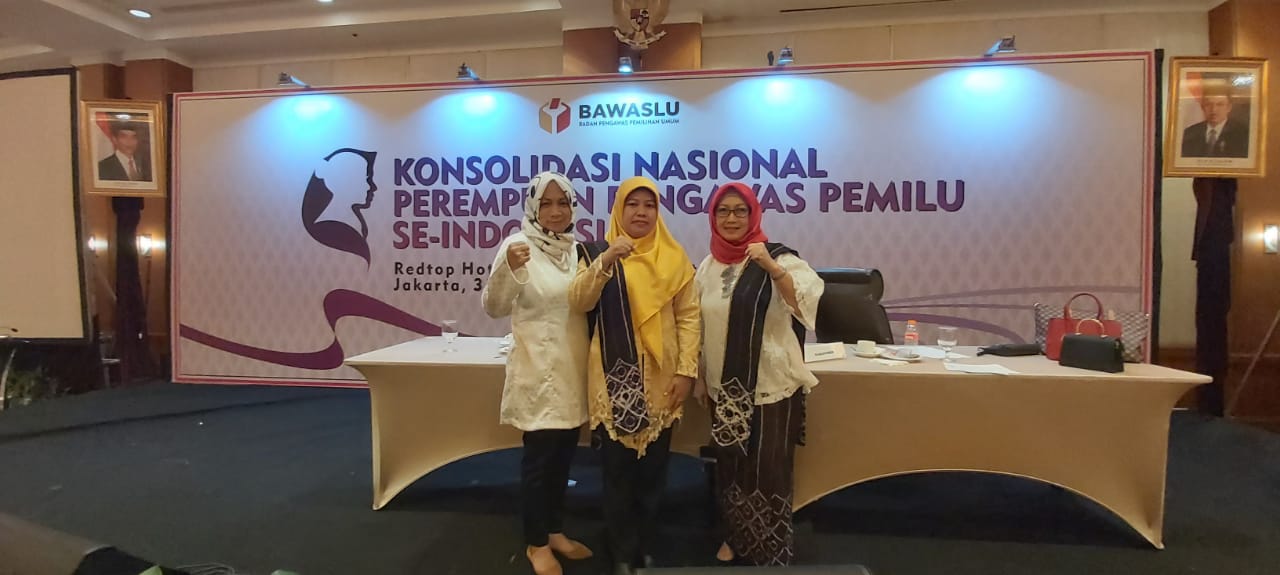 Kebaya berpadu dengan Sasirangan, Komisioner dan Korsek Perempuan hadiri Konsolidasi Nasional Pengawas Pemilu