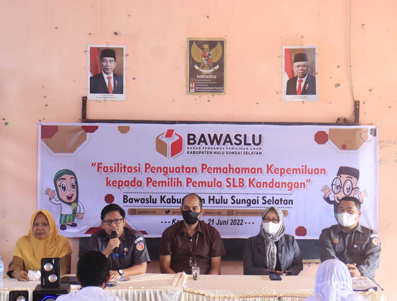 Bawaslu HSS Lakukan Sanding Data DPTb Hasil Pengawasan Ke KPU HSS.