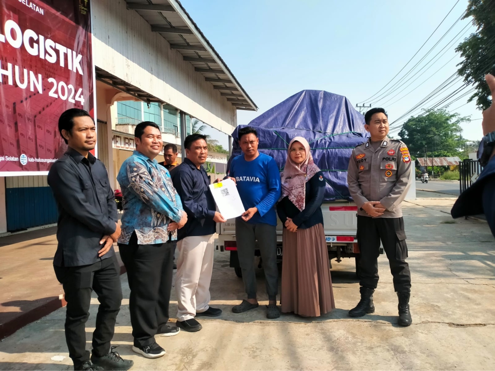 Bawaslu Awasi Logistik Pemilu, Sebanyak 20.400 Tinta Telah Sampai di Gudang Logistik KPU HSS.