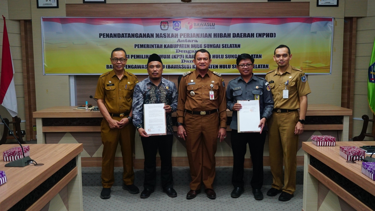 Penandatanganan NPHD antara Pemda HSS dengan Bawaslu HSS.