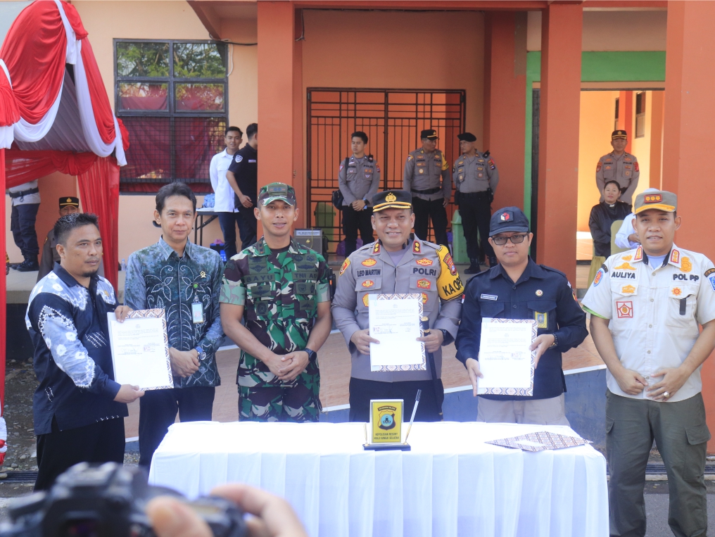 Penandatanganan Nota Kesepahaman Bawaslu HSS dengan Polres HSS.