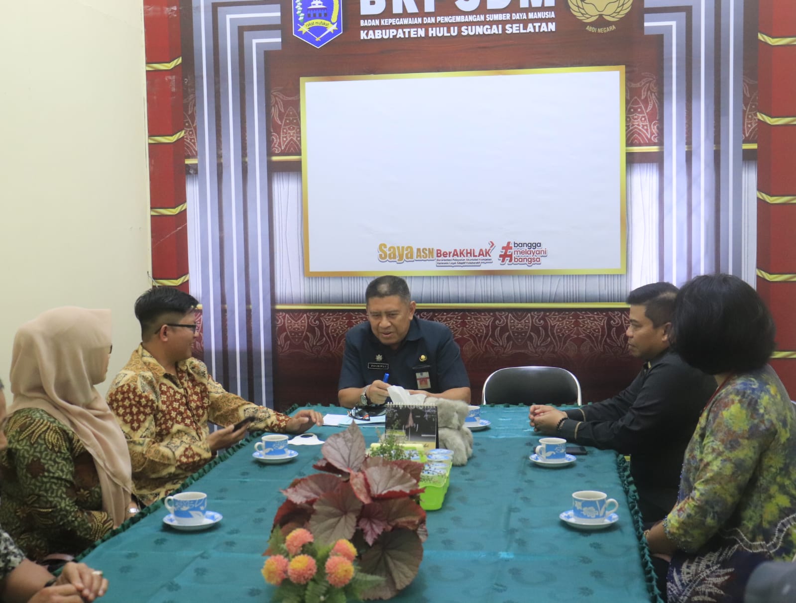 Bawaslu HSS Didampingi Kasek Provinsi Kalsel Audiensi dengan Kepala BKPSDM HSS