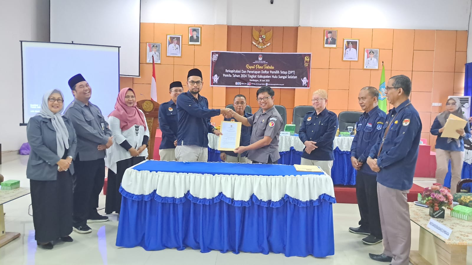 Bawaslu HSS hadiri Rapat Pleno Terbuka Rekapitulasi dan Penetapan DPT Pemilu Tahun 2024 Tingkat Kabupaten HSS.