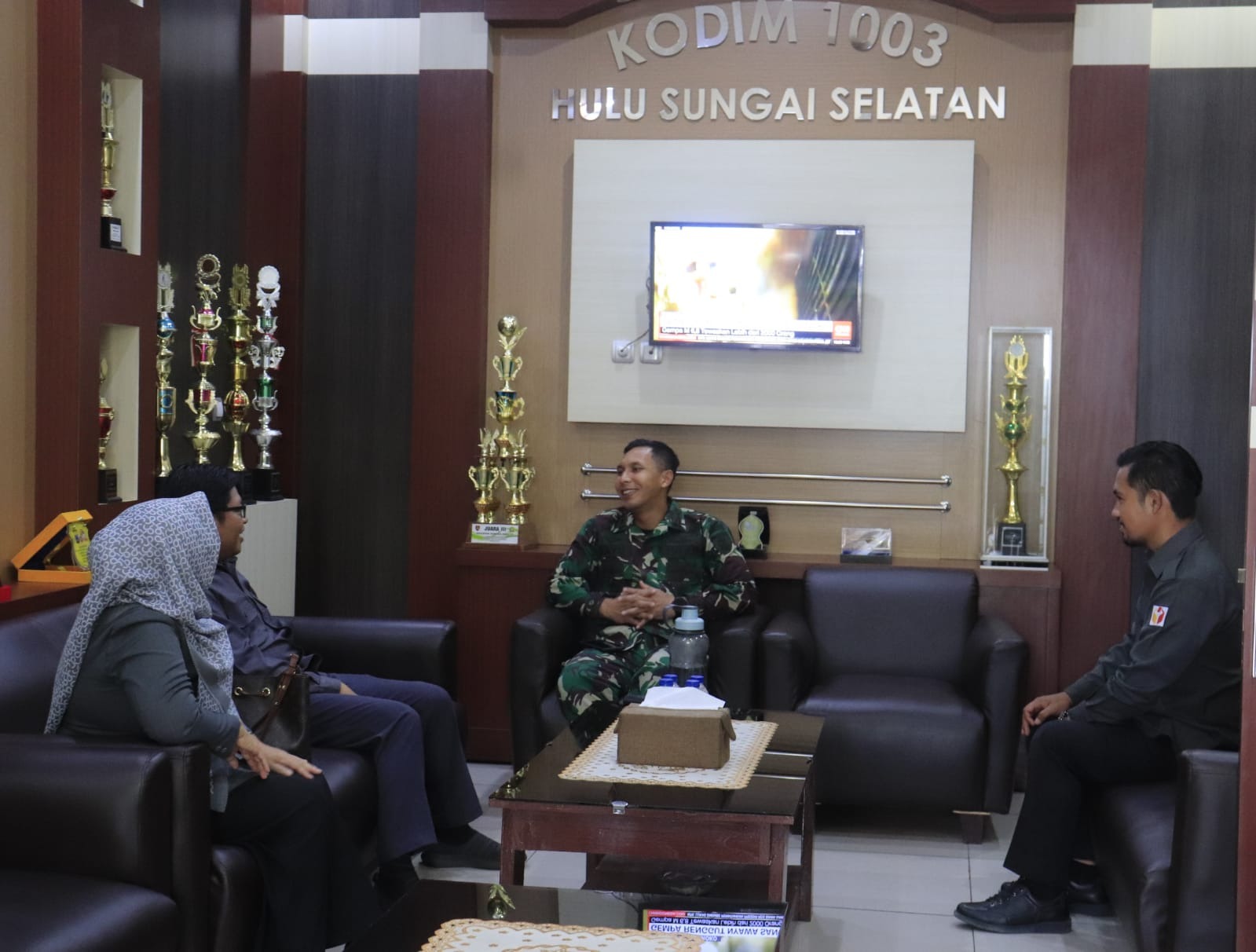 Tingkatkan Sinergitas dengan Jajaran TNI, Bawaslu Audiensi dengan Dandim 1003 HSS.