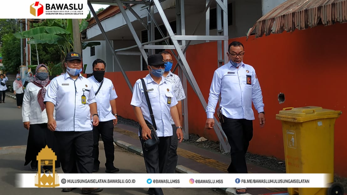 Jalan Kaki, Kordiv SDMO bawaslu Kalsel bersama Ketua dan Anggota Bawaslu Kab.HSS melakukan pengawasan Coklit