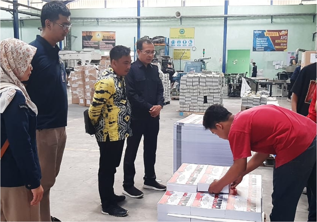 Upaya Memastikan Kualitas Logsitik, Bawaslu HSS Awasi Percetakan Surat Suara