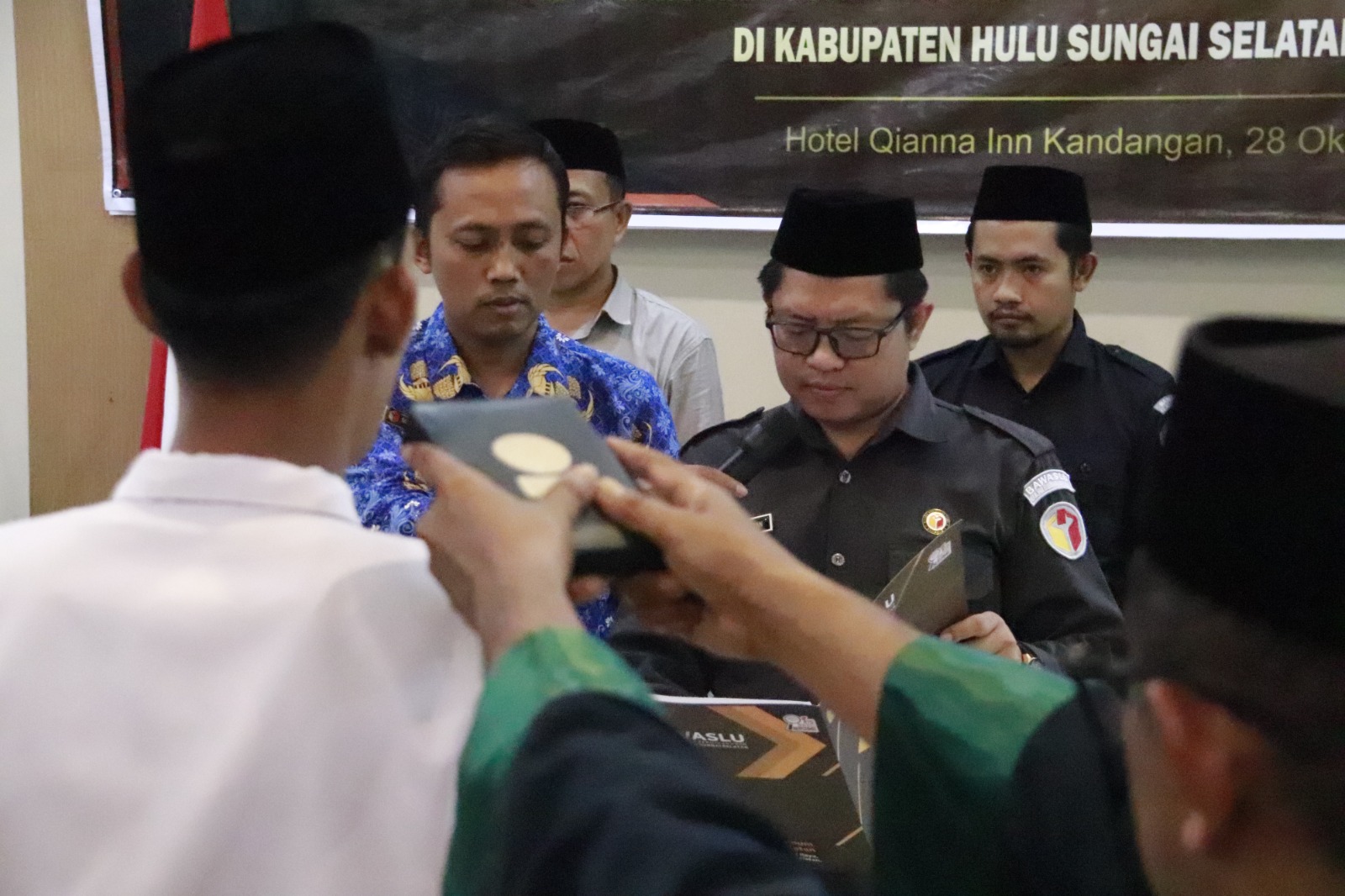 Bawaslu HSS Lantik PAW Panwaslu Kecamatan Daha Utara