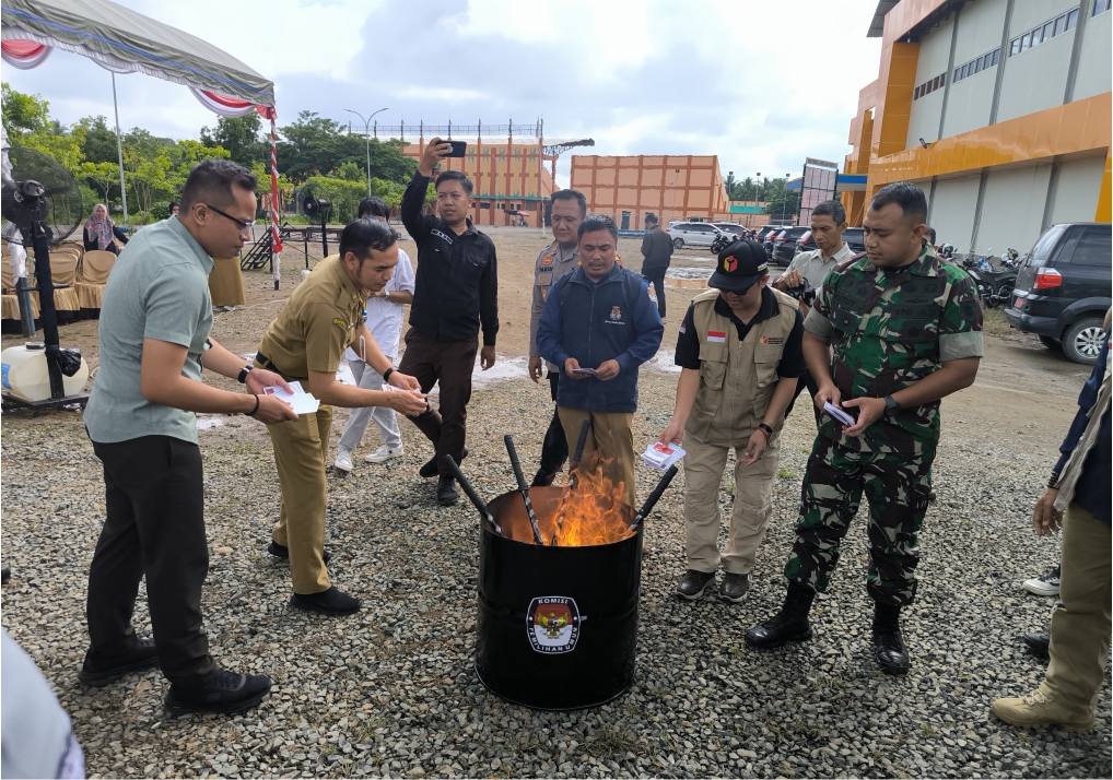 Bawaslu HSS Hadiri Pemusnahan 207 Lembar Surat Suara