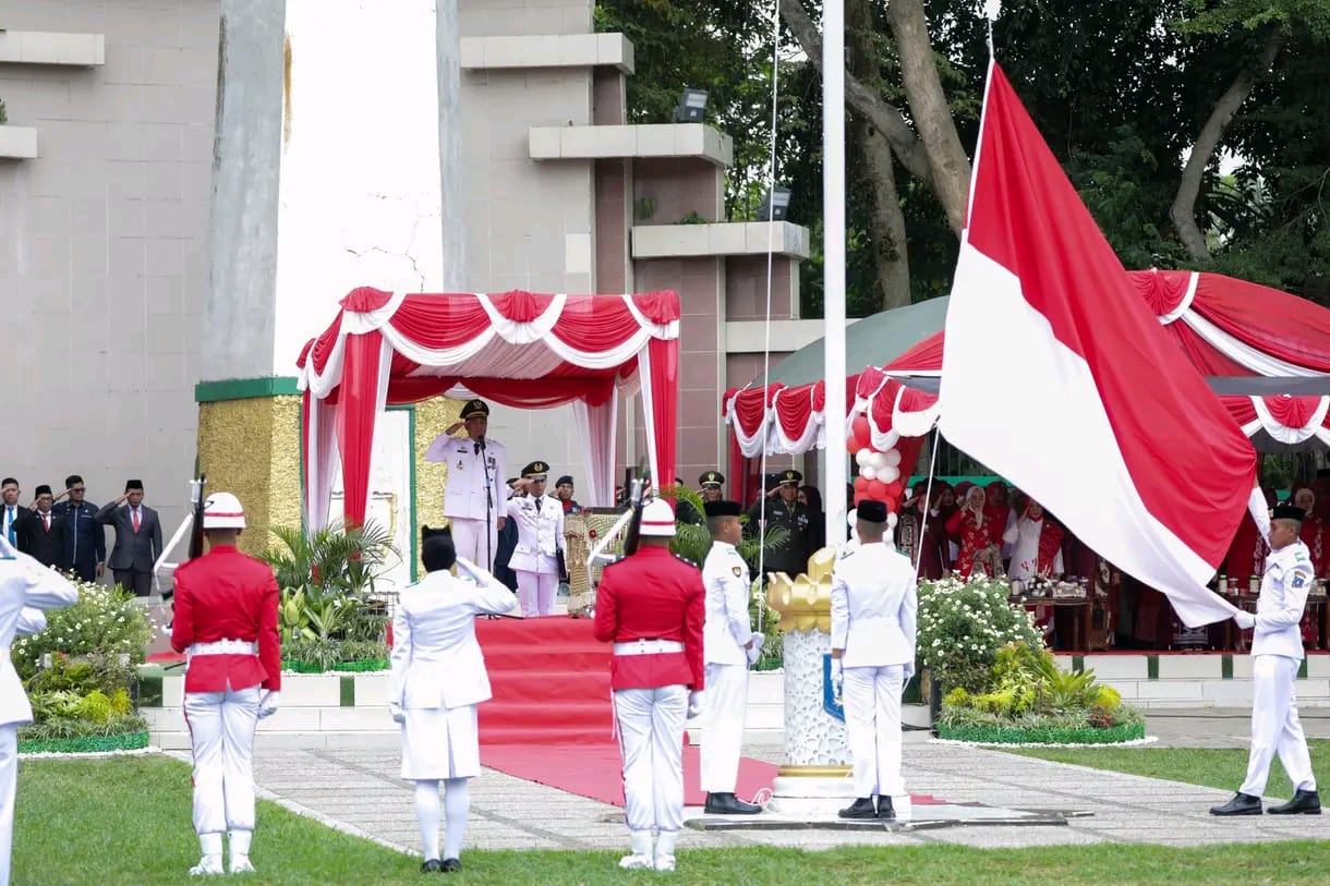 Bawaslu HSS Hadiri Upacara Penurunan Bendera Merah Putih Peringatan HUT Kemerdekaan RI ke-80