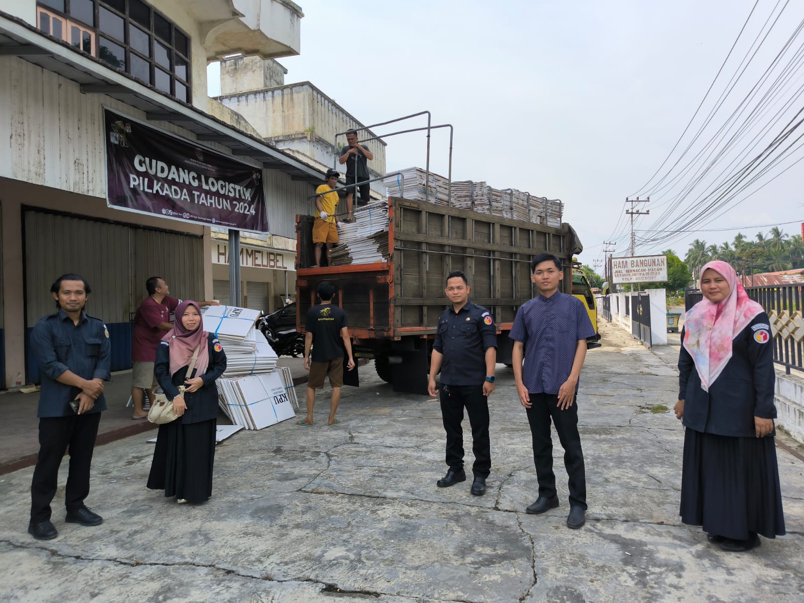 Bawaslu HSS Lakukan Pengawasan Proses Bongkar Muat Eks Logistik Pillkada 2024