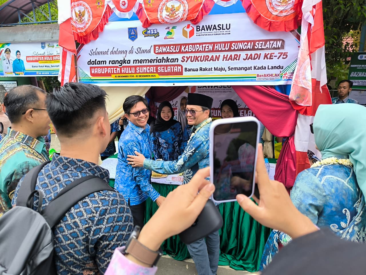 Wakil Gubernur dan Bupati Kunjungi Stand Bawaslu di Puncak Hari Jadi ke-75 HSS