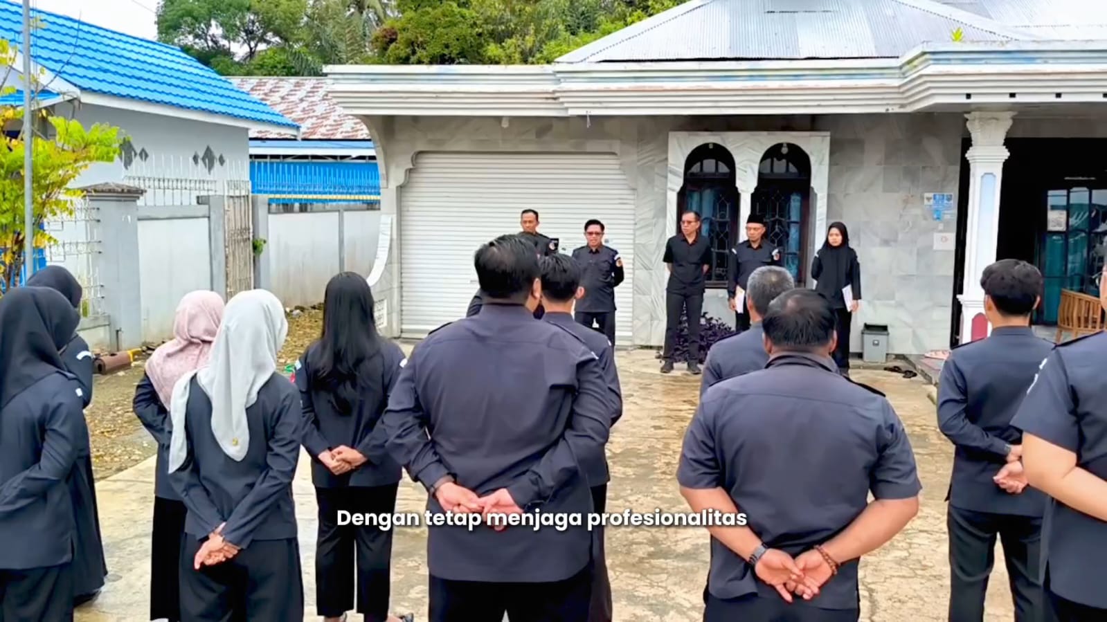 Apel Pagi, Ketua Bawaslu HSS Sampaikan Arahan Penguatan Disiplin dan Kinerja