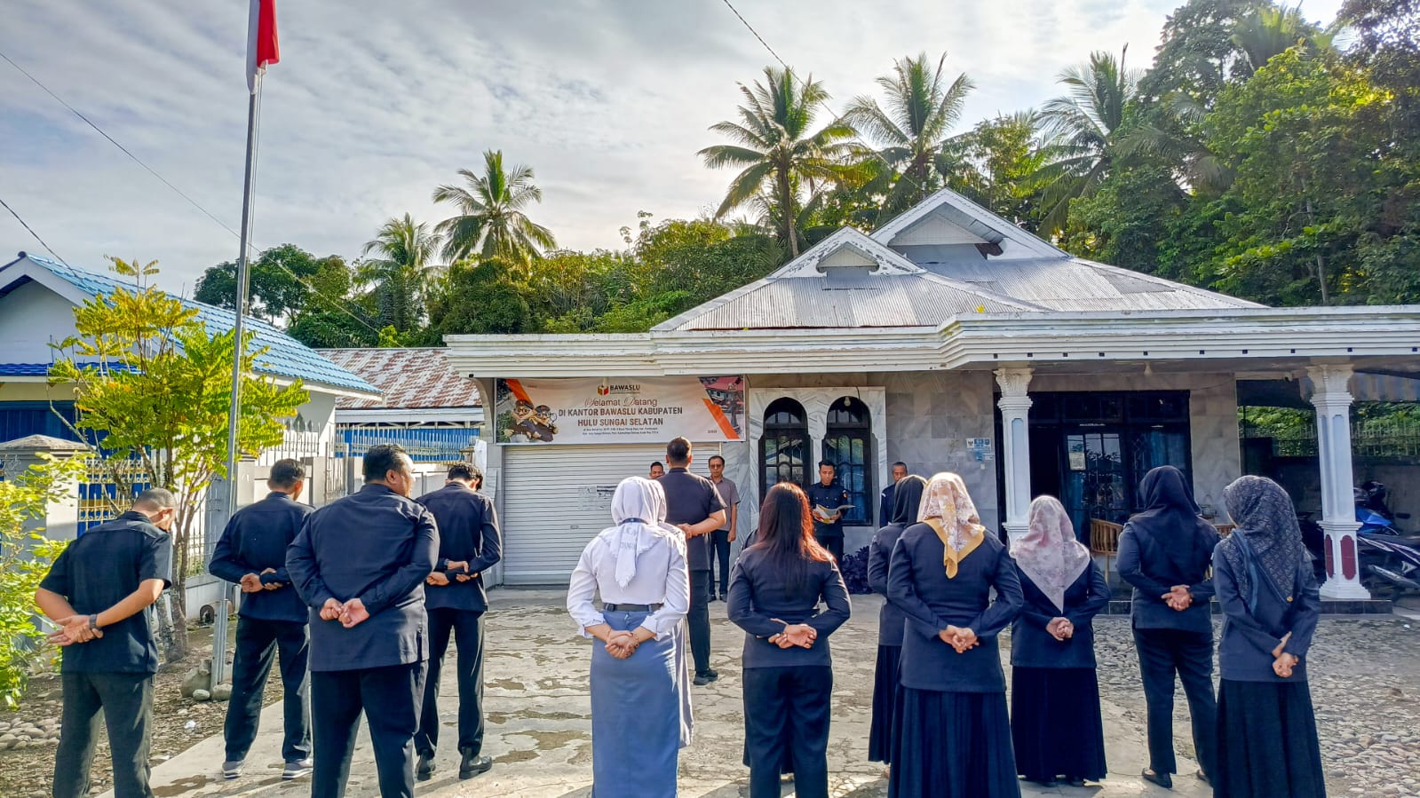 Apel Pagi Jadi Pengingat Pentingnya Kesiapan dan Koordinasi di Lingkungan Bawaslu HSS