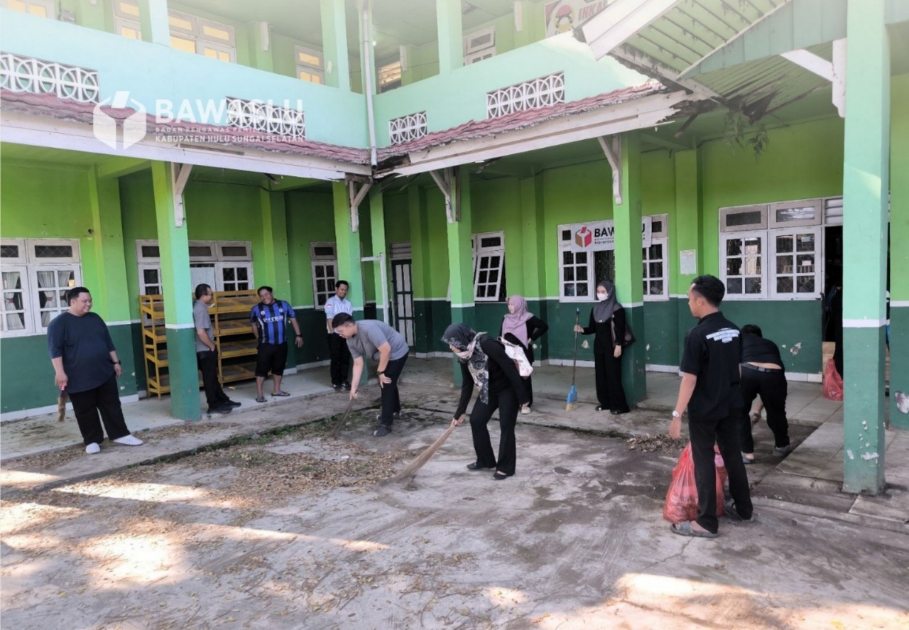 Jumat Sehati, Bawaslu HSS Perkuat Budaya Kerja Melalui Penataan Arsip