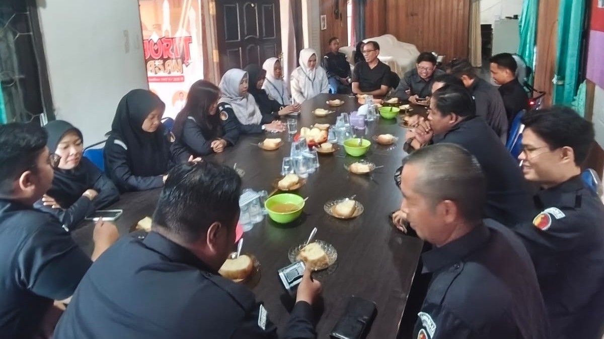 Perpisahan Siswa Magang, Bawaslu HSS Apresiasi Kontribusi Misdaliyanti dan Siti Humaira