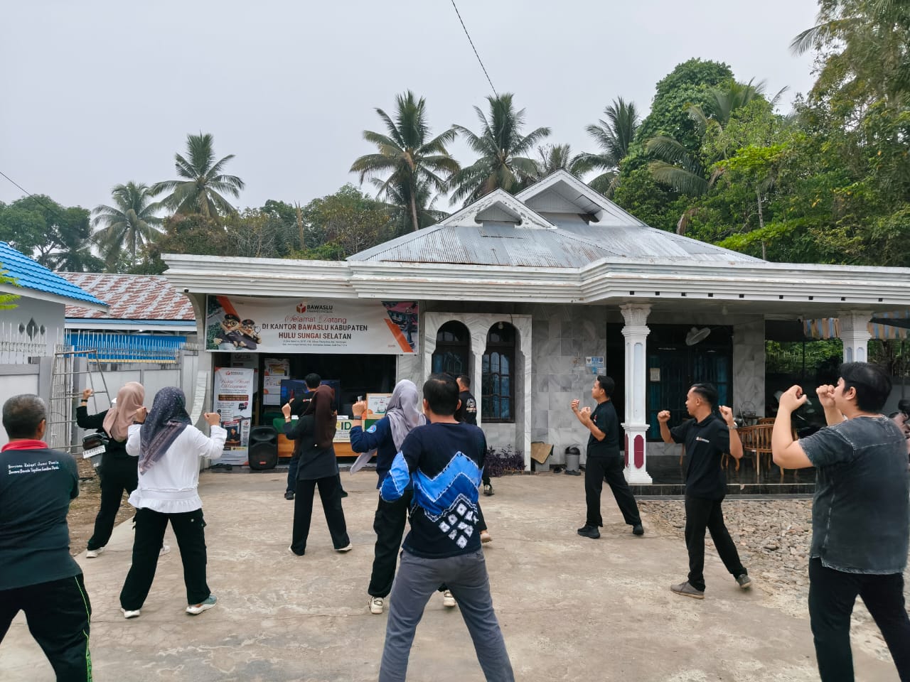 Senam Bersama Warnai Jumat Sehati – Jumpa Berlian Bawaslu HSS