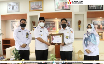 Penyerahan Piagam Penghargaan Kepada Pemerintah Kab. Hulu Sungai Selatan