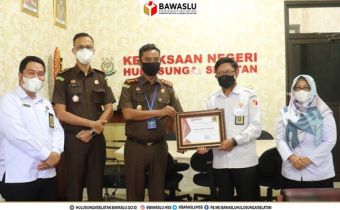 Penyerahan Piagam Penghargaan Kepada Kejaksaan Negeri Hulu Sungai Selatan