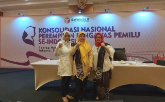 Kebaya berpadu dengan Sasirangan, Komisioner dan Korsek Perempuan hadiri Konsolidasi Nasional Pengawas Pemilu