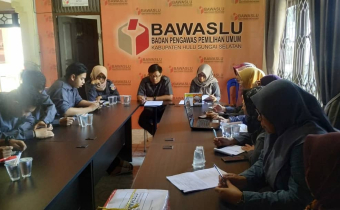 Rapat internal di bawasluhss terkait penyusunan laporan