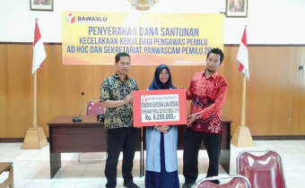 Penyerahan Santunan Pengawas Pemilu Ad hoc