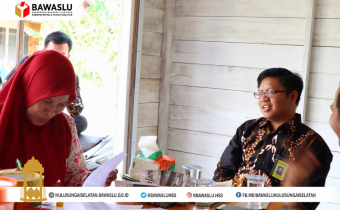 Ketua BawasluHSS Menyapa Pelamar PKD