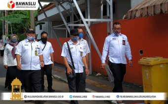 Jalan Kaki, Kordiv SDMO bawaslu Kalsel bersama Ketua dan Anggota Bawaslu Kab.HSS melakukan pengawasan Coklit