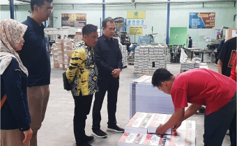 Upaya Memastikan Kualitas Logsitik, Bawaslu HSS Awasi Percetakan Surat Suara