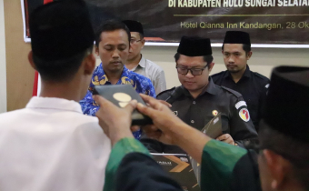 Bawaslu HSS Lantik PAW Panwaslu Kecamatan Daha Utara