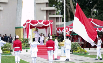 Bawaslu HSS Hadiri Upacara Penurunan Bendera Merah Putih Peringatan HUT Kemerdekaan RI ke-80