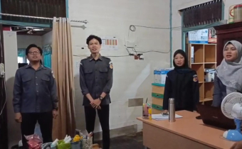 Bawaslu HSS Menyanyikan Lagu Indonesia Raya di Hari Senin