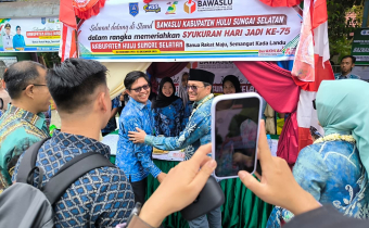 Wakil Gubernur dan Bupati Kunjungi Stand Bawaslu di Puncak Hari Jadi ke-75 HSS