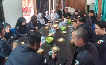 Perpisahan Siswa Magang, Bawaslu HSS Apresiasi Kontribusi Misdaliyanti dan Siti Humaira